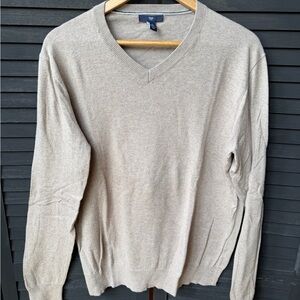 GAP Men’s V-Neck Sweater in Light Beige/Oatmeal